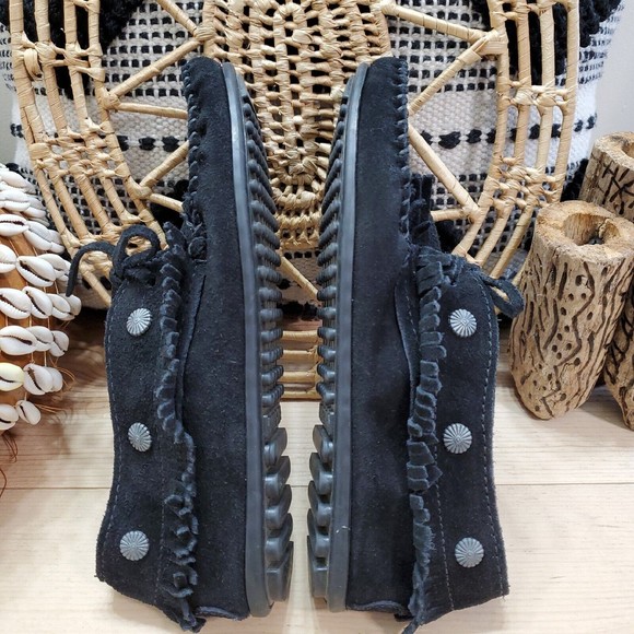 Minnetonka Moccasin Ankle Boots Stud Fringe Suede Black Lace Hard Sole Sz 8 Boho - Picture 7 of 13